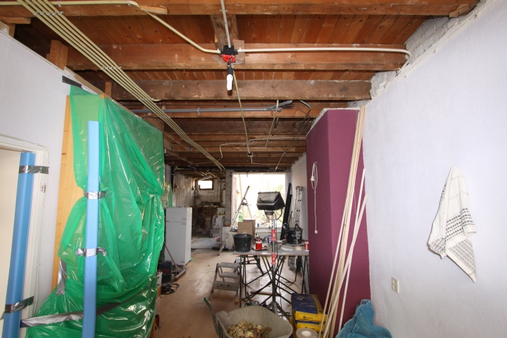 Verbouwing Week 2 paarse schoorsteen woonkamer;